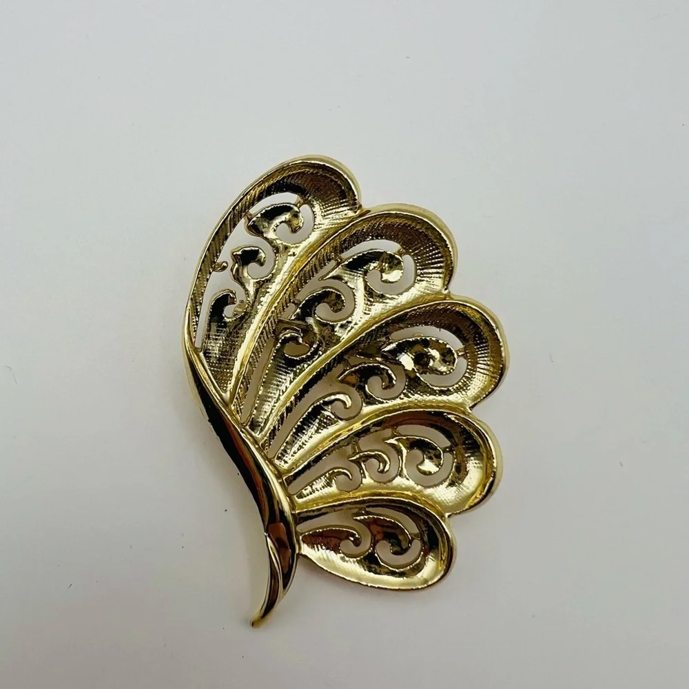 Vintage Gold Tone Filigree Leaf Brooch Pin Elegant Openwork Design
